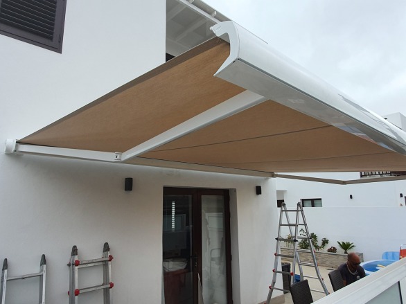 TOLDO DE COFRE,TOLDO CON CAJON,TOLDO A MEDIDA ,TOLDO DE BRAZOS ,FUERTEVENTURA,LANZAROTE,PROTECCIÓN SOLAR,LONAS,TEJIDOS,FUERTETOLDOS,TOLDOS EN LANZAROTE,PERSYMAR,TOLDOS ECONOMICOS