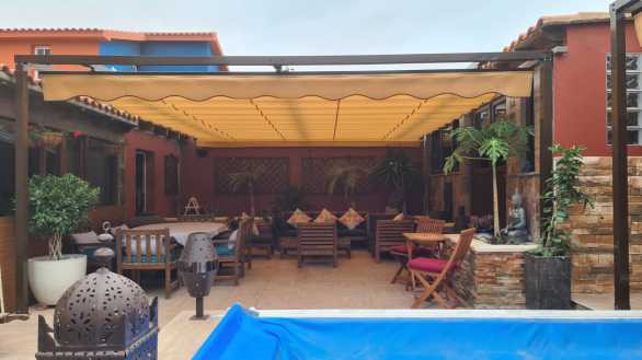 PERGOLAS CON TOLDO EN FUERTEVENTURA,PERGOLAS ANEAS,PERGOLAS SAXUN,SAXUN FUERTEVENTURA,SAXUN LANZAROTE,INSTALACIONES PERGOLAS,PROYECTO OUTDOORS,LANZAROTE,PERSYMAR,FUERTETOLDOS